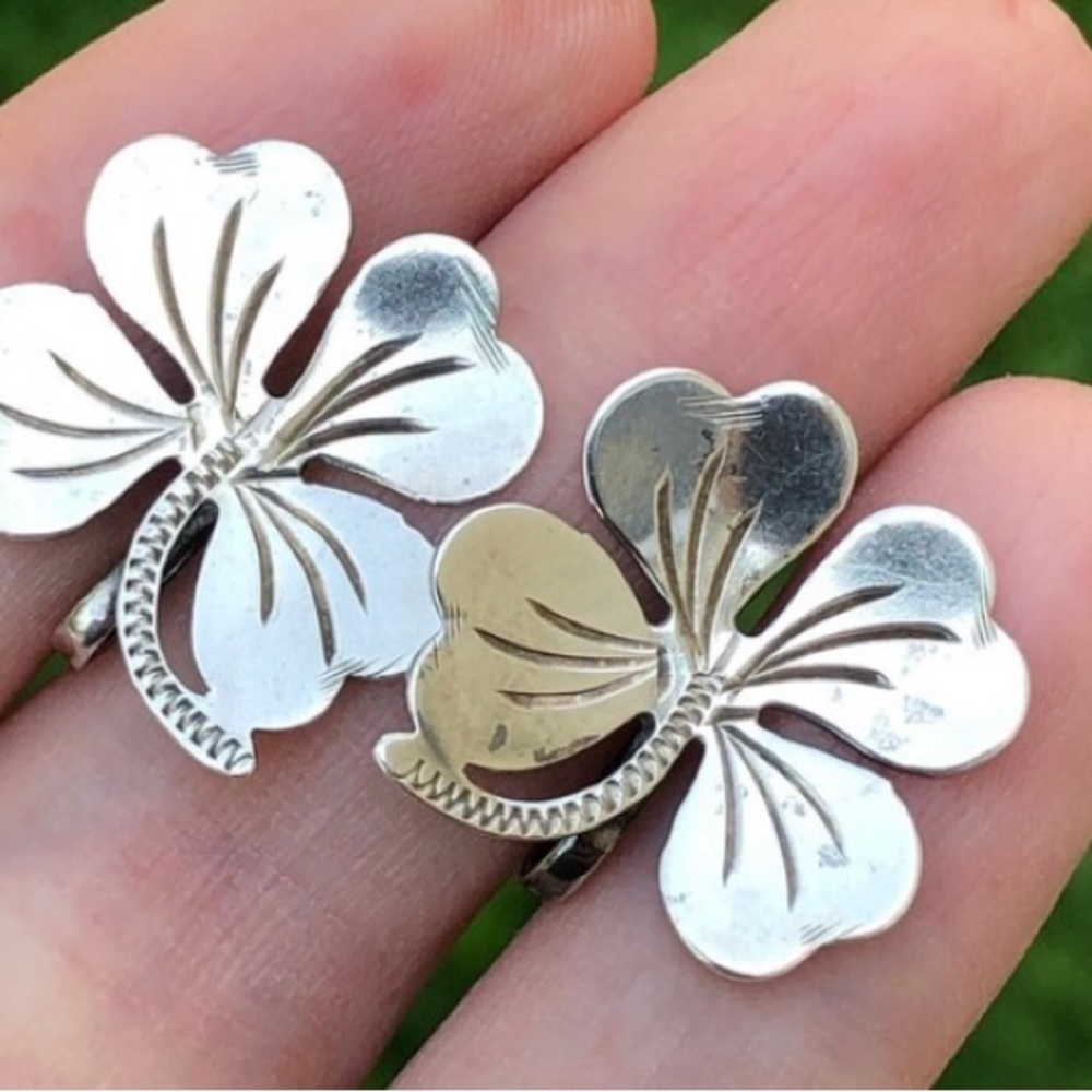 Elegant  Vintage Silver Clover Earrings